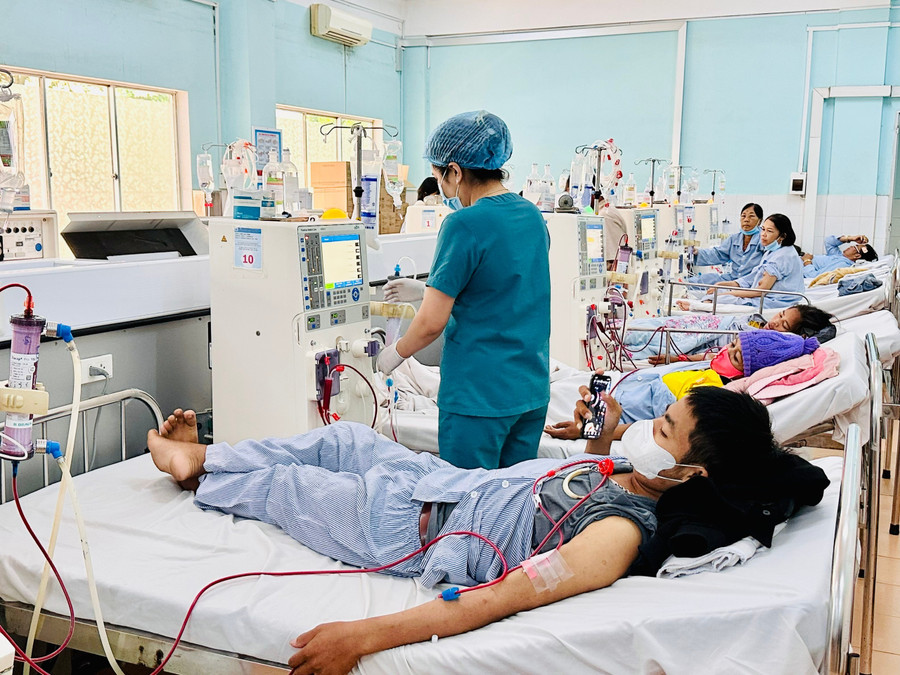Nhiều bệnh nhân trẻ đang chạy thận định kỳ tại Phòng Thận nhân tạo-Khoa Hồi sức tích cực chống độc (Bệnh viện Đa khoa Gia Lai). Ảnh: Như Nguyện nhieu-benh-nhan-tre-dang-chay-than-dinh-ky-tai-phong-than-nhan-tao-khoa-hoi-suc-tich-cuc-chong-doc-benh-vien-da-khoa-gia-lai-anh-nhu-nguyen.jpg