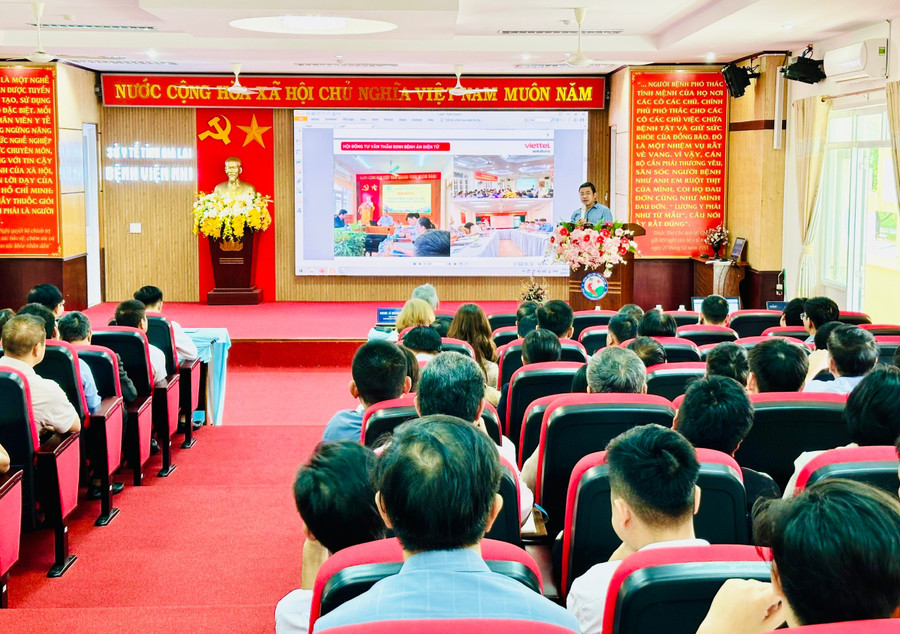Đại diện Viettel giới thiệu tổng quan về thực hiện Bệnh án điện tử và giải pháp thực hiện. Ảnh: Như Nguyện z6839333482294-7700b21da7a2e5a96679ac5c64a88a5c.jpg