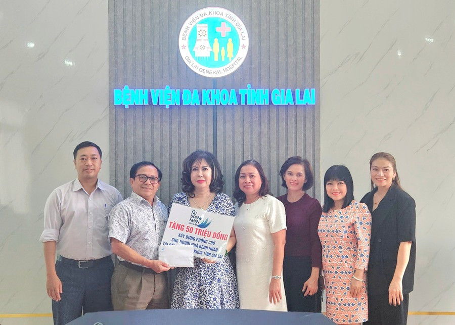 Hội Nữ Doanh nhân tỉnh Gia Lai (cũ) hỗ trợ Bệnh viện Đa khoa Gia Lai 50 triệu đồng xây dựng khu vực phòng chờ. Ảnh: Ngọc Duy 20250416-135848.jpg