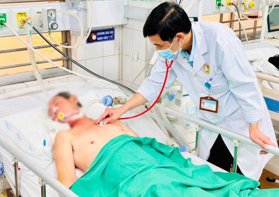 Bệnh nhân nằm điều trị tại Khoa Hồi sức tích cực chống độc-Thận nhân tạo (Bệnh viện Đa khoa Gia Lai) đều là ca nặng, cần được chăm sóc đặc biệt. Ảnh: Như Nguyện z6816523896319-b583fb0523eccec348f081f270654a21.jpg