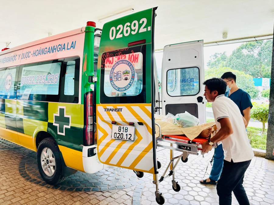 Đội Cấp cứu ngoại viện Bệnh viện Đại học Y dược- Hoàng Anh Gia Lai đưa đón bệnh nhân đến cấp cứu. Ảnh: Như Nguyện z6827543199770-1cc6b9f7c2c763c7df07f64ac5ec15d8.jpg