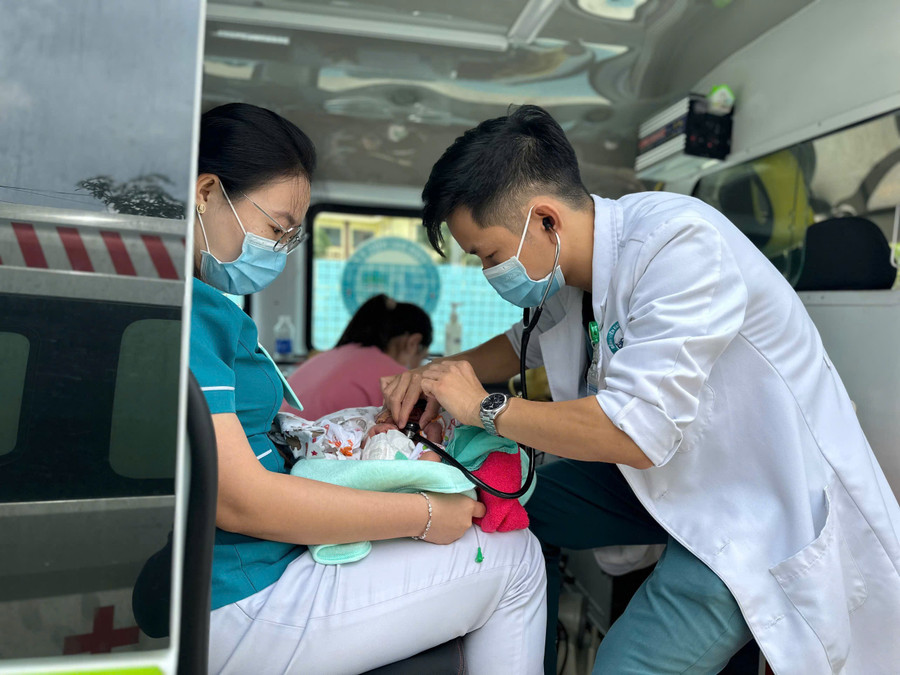 Các thành viên Đội cấp cứu ngoại viện (Bệnh viện Đại học Y Dược-Hoàng Anh Gia Lai) thăm khám, theo dõi tích cực sức khỏe của em bé sinh non người Lào. Ảnh: ĐVCC z6807115990280-1f408ae286896395bf33fb097d5b86fe.jpg