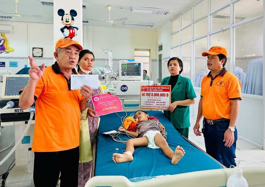 Đại diện Hội tình thương Pleiku trao tiền hỗ trợ đến bệnh nhi. Ảnh: Như Nguyện z6852998507104-f313fbb296fea0a1332b6ee53de94e0a.jpg
