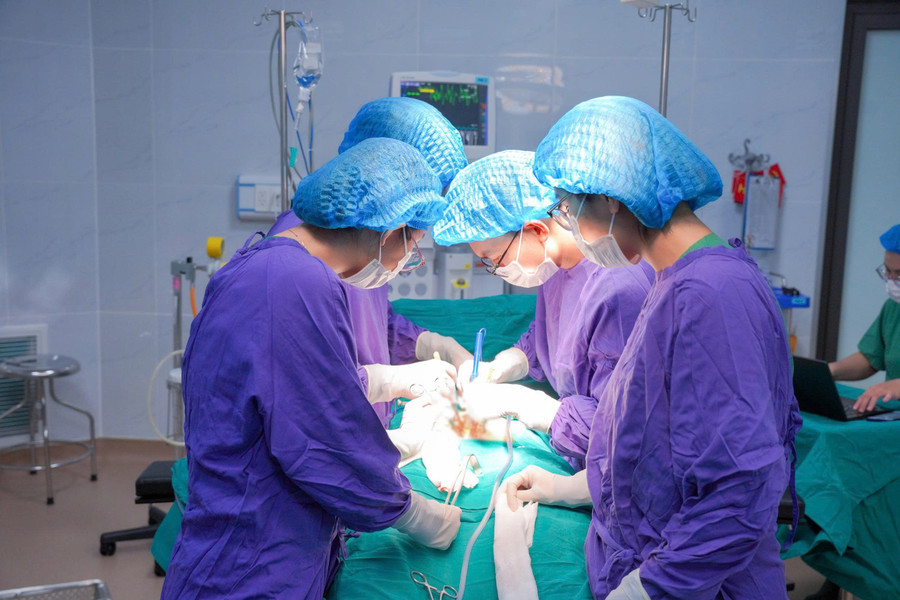 Ê kíp y-bác sĩ Bệnh viện Hùng Vương Gia Lai thực hiện ca phẫu thuật lấy sỏi cho bệnh nhân. Ảnh: ĐVCC z6810648165792-7433e2b3d7d5e250dd051b4bef6cb916.jpg