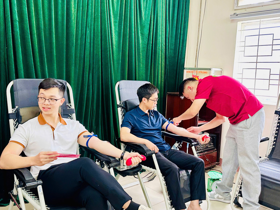 Các cán bộ, nhân viên Y tế tại Pleiku tham gia hiến máu. Ảnh: Như Nguyện z6789970055789-7cef2dabb633bf4ef2c32b2a44ba72a0.jpg