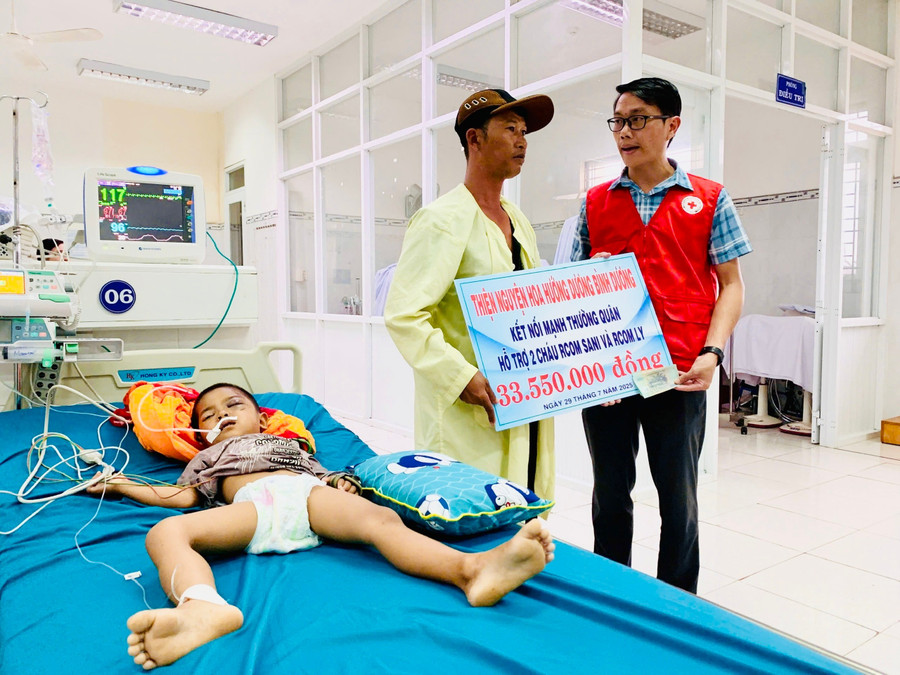 Ông Nguyễn Chí Cẩn- Phó Chủ tịch Hội Chữ thập đỏ tỉnh Gia Lai trao tiền hỗ trợ và động viên gia đình cố gắng vượt qua nỗi đau, chăm lo cho hai cháu. Ảnh: ĐVCC ong-nguyen-chi-can-pho-chu-tich-hoi-chu-thap-do-tinh-gia-lai-trao-tien-ho-tro-va-dong-vien-gia-dinh-co-gang-vuot-qua-noi-dau-cham-lo-cho-hai-chau-anh-dvcc.jpg