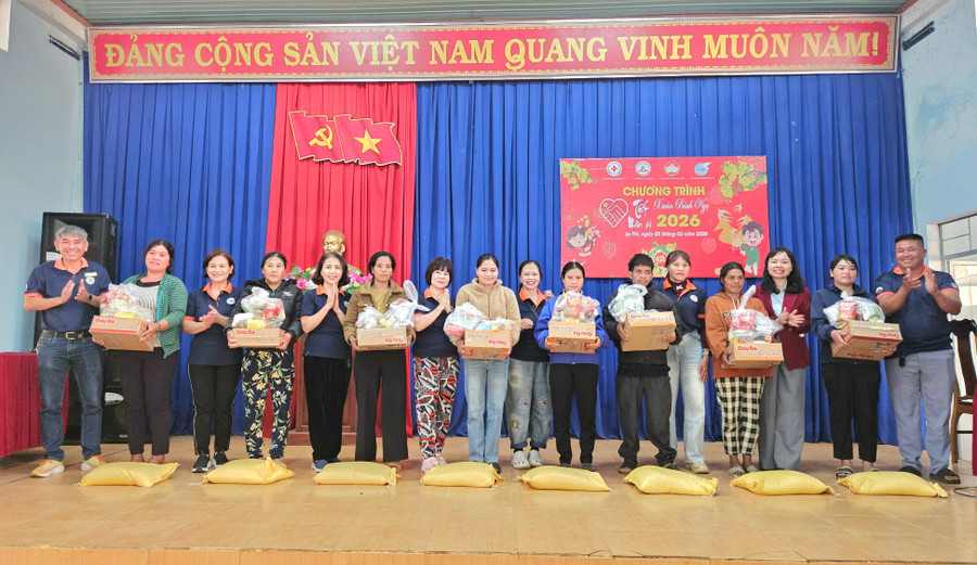 ban-to-chuc-trao-nhung-phan-qua-nghia-tinh-cho-gia-dinh-co-hoan-canh-kho-khan-tai-xa-ia-phi-anh-ngoc-duy.jpg