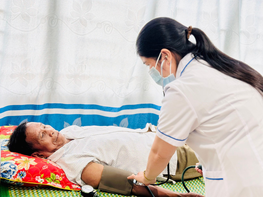 nhan-vien-y-te-xa-ia-dom-do-huyet-ap-cham-soc-suc-khoe-cho-nguoi-dan-den-kham-tai-tram-anh-nhu-nguyen.jpg