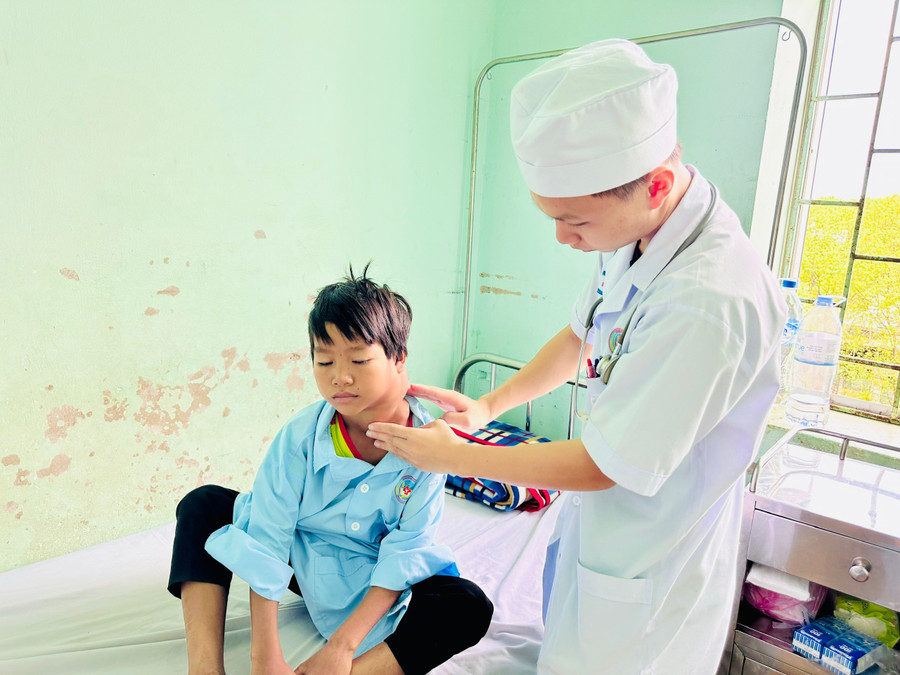 Bác sĩ thăm khám cho cháu Cơ tại Bệnh viện Quân y 211. Ảnh: Như Nguyện z7116640592438-1354cb215c74a35176c50361a909bf5d.jpg