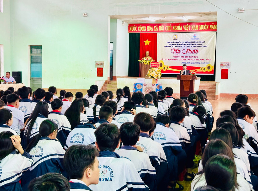 Gần 800 học sinh, giáo viên Trường Tiểu học và THCS Bùi Thị Xuân tham gia tập huấn phòng-chống tai nạn thương tích sáng 27-10. Ảnh: Như Nguyện z7159281343235-756e3d1de6429751415ca1251d938c0b.jpg