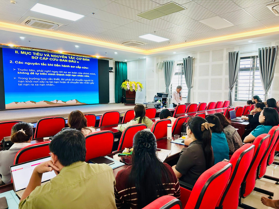 Gần 200 lãnh đạo, cán bộ quản lý y tế các trường Tiểu học, THCS và liên cấp ở phía Tây tỉnh Gia Lai tham gia tập huấn nâng cao năng lực phòng-chống TNTT trẻ em. Ảnh: Như Nguyện z7173590704135-5f3e832a16df77cb11eb733008e5de34.jpg