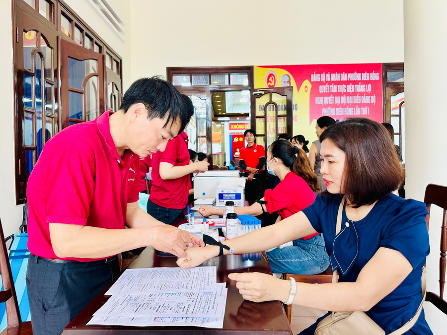 Gần 300 người dân các phường Diên Hồng, Hội Phú và An Phú hiến máu tình nguyện vào sáng 4-10. Ảnh: Như Nguyện z7080053142186-80d547944d3faf4a2d7e35c5d8f724cc.jpg