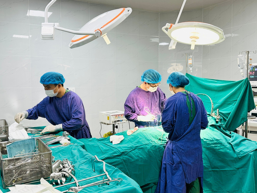 Trong ngày 4-10, đoàn chuyên gia Bệnh viện Chợ Rẫy cùng với ê kíp y-bác sĩ Bệnh viện Hùng Vương Gia Lai đã phẫu thuật cho 6 ca bệnh khó, phức tạp. Ảnh: Như Nguyện z7080520715012-6784870f2f722b3f08c4922020af9c2b.jpg
