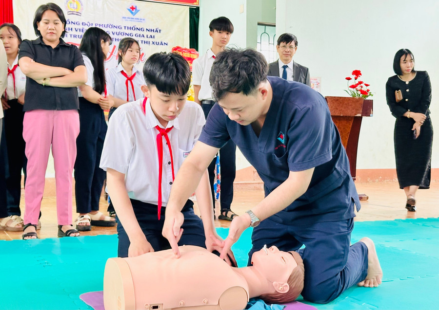 Đội ngũ y, bác sĩ Bệnh viện Hùng vương Gia Lai hướng dẫn học sinh và giáo viên Trường TH và THCS Bùi Thị Xuân thực hành kỹ năng sơ cấp cứu ban đầu. Ảnh: Như Nguyện doi-ngu-y-bac-si-benh-vien-hung-vuong-gia-lai-huong-dan-thuc-hanh-cac-ky-nang-so-cap-cuu-ban-dau-dung-cach-den-hoc-sinh-va-giao-vien-truong-th-va-thcs-bui-thi-xuan-anh-nhu-nguyen.jpg