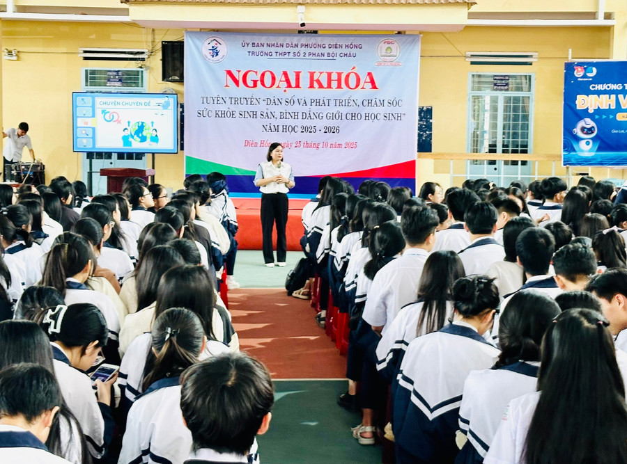 Học sinh Trường THPT số 2 Phan Bội Châu tham gia hoạt động ngoại khóa sáng 25-10. Ảnh: Như Nguyện z7153156927754-6406994c6ad3206516ca53ca1379ba26.jpg