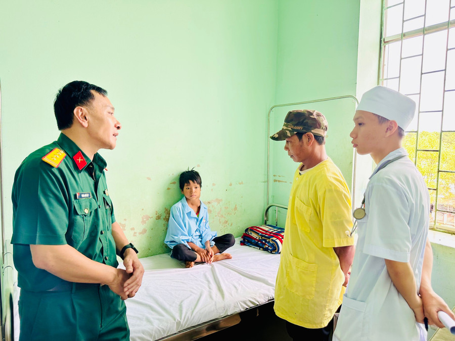 Cán bộ, bác sĩ Bệnh viện Quân y 211 động viên gia đình trước khi chuyển cháu Cơ lên tuyến trên điều trị. Ảnh: Như Nguyện z7116640566794-750ed95a1e495f9ae9dbc79a099484ce.jpg