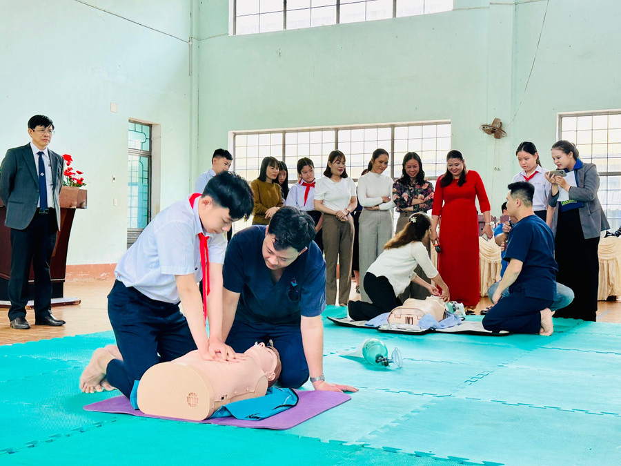 Đội ngũ y, bác sĩ Bệnh viện Hùng vương Gia Lai hướng dẫn thực hành các kỹ năng sơ cấp cứu ban đầu đúng cách đến học sinh và giáo viên Trường Tiểu học và THCS Bùi Thị Xuân. Ảnh: Như Nguyện z7159281268645-4ac9c355517e12360f9f2daf0a5c4b43.jpg