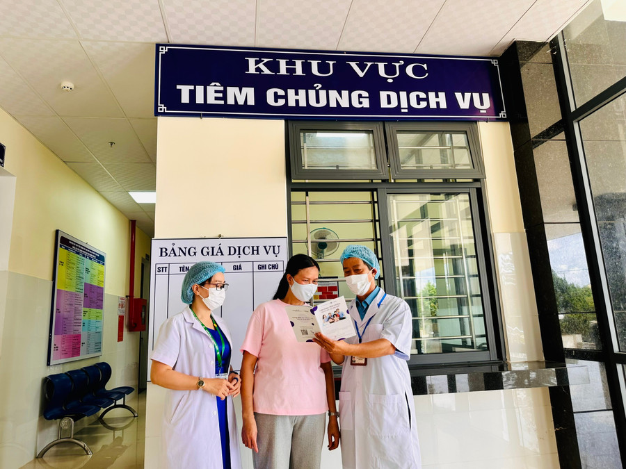 Người dân được bác sĩ tư vấn trước khi tiêm vắc xin tại Phòng tiêm vắc xin dịch vụ tại cơ sở 2 Trung tâm Kiểm soát bệnh tật tỉnh. Ảnh: Như Nguyện phong-tiem-vac-xin-dich-vu-tai-co-so-2-phuong-pleiku-gop-phan-phuc-vu-nhu-cau-tiem-chung-vac-xin-dich-vu-phong-chong-dich-benh-cho-nguoi-dan-tren-dia-ban-tinh-anh-nhu-nguyen.jpg