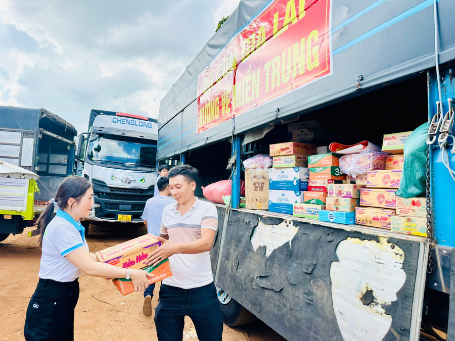 Từ ngày 2 đến chiều 4-10, các địa điểm tiếp nhận hơn 10 tấn hàng hóa, nhu yếu phẩm các loại. Ảnh: Như Nguyện z7080843708596-ce49a6f574d428c3eb56dafcf9a14e0b.jpg