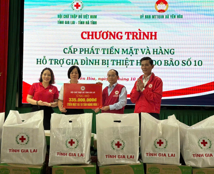 Ông Hà Văn Cát (thứ hai từ phải sang) trao bảng tượng trưng hỗ trợ bà con vùng lũ tỉnh Hà Tĩnh trị giá 335 triệu đồng. Ảnh: ĐVCC z7132834248350-bf17921867f832651fe85bd748936dfe.jpg