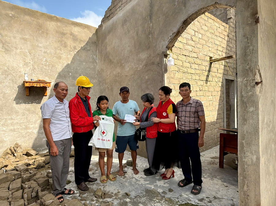 Đại diện Hội Chữ thập đỏ tỉnh Gia Lai thăm, động viên và tặng quà các hộ gia đình hoàn cảnh đặc biệt khó khăn sau bão lũ tại xã Đồng Tiến, tỉnh Hà Tĩnh. Ảnh: ĐVCC z7132123140359-ac5f70520e8f85ad18a8071f0d32b29c.jpg