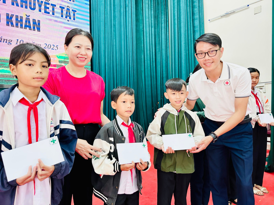 Được biết, từ ngày 10 đến 12-10, Hội Chữ thập đỏ tỉnh Gia Lai phối hợp với tổ chức SAP-VN và các xã, phường trên địa bàn phía Tây tỉnh Gia Lai trao 155 suất học bổng, 102 xe đạp cho học sinh nghèo, khó khăn và 49 chiếc xe lăn cho người khuyết tật. Ảnh: Như Nguyện z7105636786937-b0f5d3427ec8a03f5f7878f2010d74f7.jpg