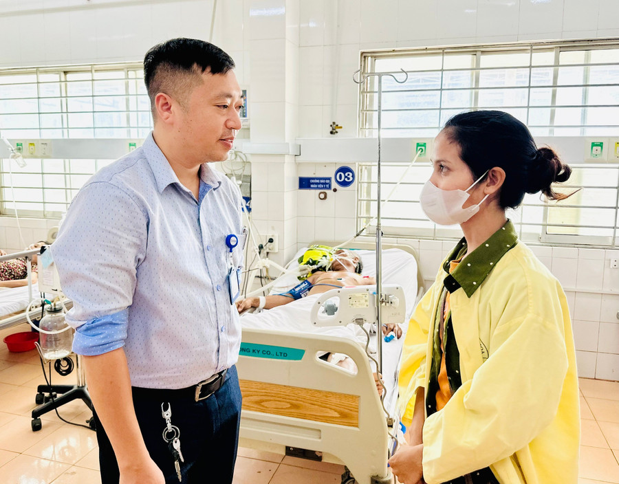 Ông Đào Ngọc Quân- Tổ trưởng tổ Công tác xã hội Bệnh viện Đa khoa Gia Lai hướng dẫn chị Kpuih H’Hin (con gái bệnh nhân Nay Hil) hoàn thiện các thủ tục để nhà hảo tâm hỗ trợ kinh phí điều trị. Ảnh: Như Nguyện ong-dao-ngoc-quan-to-truong-to-cong-tac-xa-hoi-benh-vien-da-khoa-gia-lai-huong-dan-chi-kpuih-hhin-con-gai-ong-nay-hil-nhanh-chong-hoan-thien-cac-thu-tuc-de-gui-nha-hao-tam-ho-tro-kinh-phi-dieu-tri-anh-nhu-nguyen.jpg