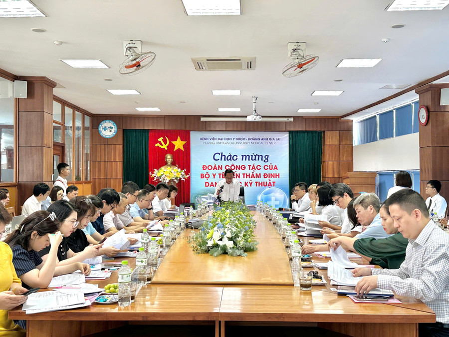 Đoàn công tác Bộ Y tế thẩm định bổ sung danh mục kỹ thuật chuyên sâu tại Bệnh viện Đại học Y Dược-Hoàng Anh Gia Lai. Ảnh: CTV z7167401974185-6f51262e5b8209cc3fd4fd9031d9f637.jpg