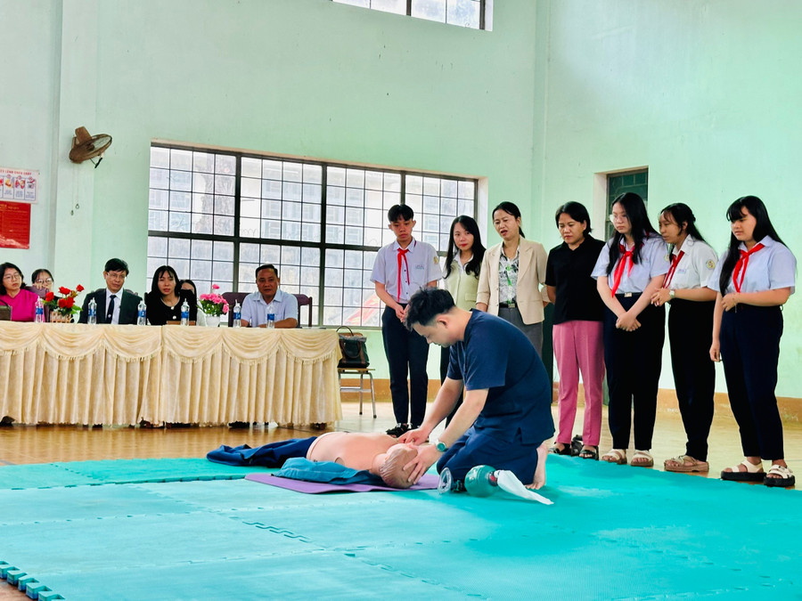 Các học sinh, giáo viên Trường TH và THCS Bùi Thị Xuân tham gia tập huấn phòng-chống TNTT. Ảnh: Như Nguyện z7159281304637-924d3dfed12d60b3c4d713959dc4a0fd.jpg