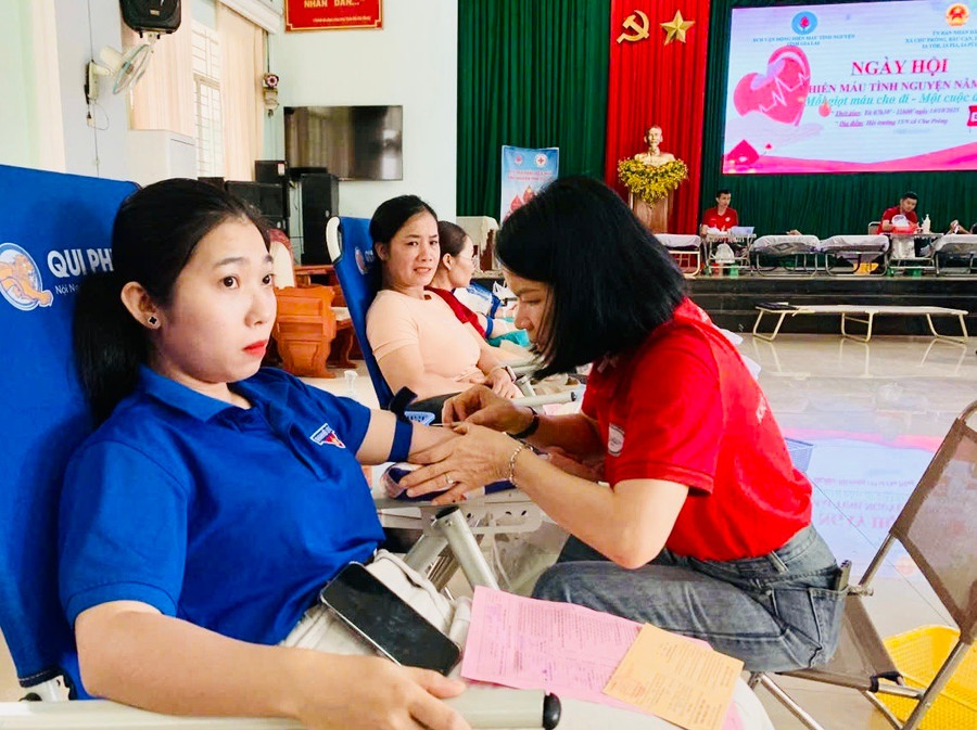 Đông đảo cán bộ, công chức, viên chức, lực lượng vũ trang tham gia hiến máu tình nguyện sáng 14-10. Ảnh: CTV z7114819300475-059a06f64c84bd5a8f7207ad05ff1dd9.jpg