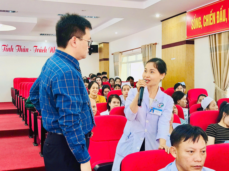 Lớp tập huấn cũng dành nhiều thời gian để các học viên thảo luận và chia sẻ, trao đổi kinh nghiệm giao tiếp. Ảnh: CTV z7077604141246-2d12a6abc171098d9b6c006126cb4920.jpg