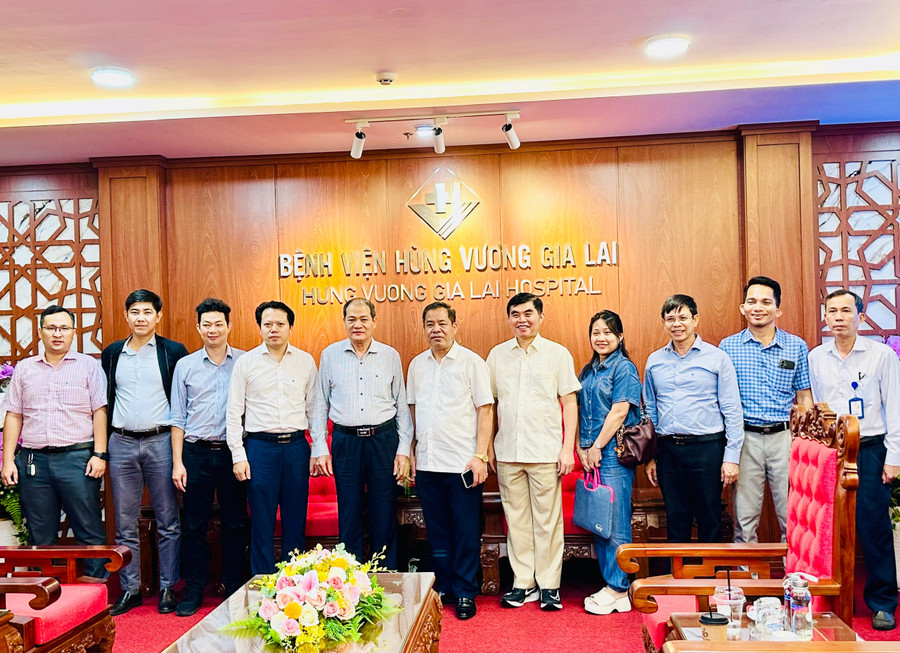 Đoàn chuyên gia Bệnh viện Chợ Rẫy chụp ảnh lưu niệm lãnh đạo Bệnh viện Hùng Vương Gia Lai. Ảnh: Như Nguyện z7080520690535-145310f3a4544676ad1fe60671e67b61.jpg