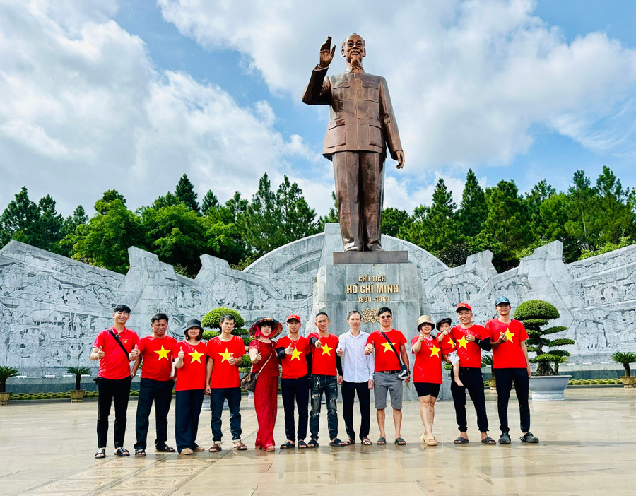 Đoàn tình nguyện viên chụp ảnh lưu niệm trước Tượng đài Bác Hồ với các dân tộc Tây Nguyên trong khuôn viên Quảng trường Đại Đoàn Kết (phường Pleiku). Ảnh: Như Nguyện z7140006325382-b6cccd2358a2dc41ce13762b3118e526.jpg