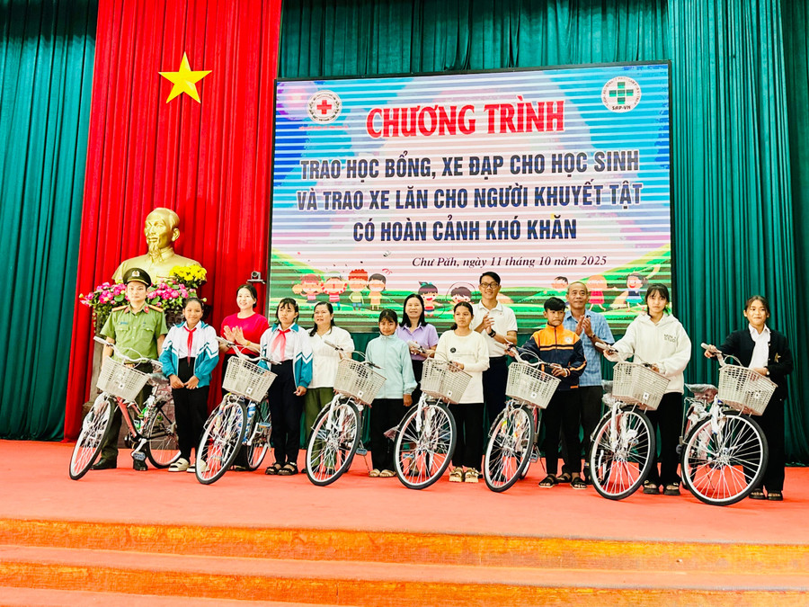 Ban tổ chức trao xe đạp đến các em học sinh chiều 11-10. Ảnh: Như Nguyện z7105636569535-6c5cc6e90e66fdc41494e2593c1af9f7.jpg