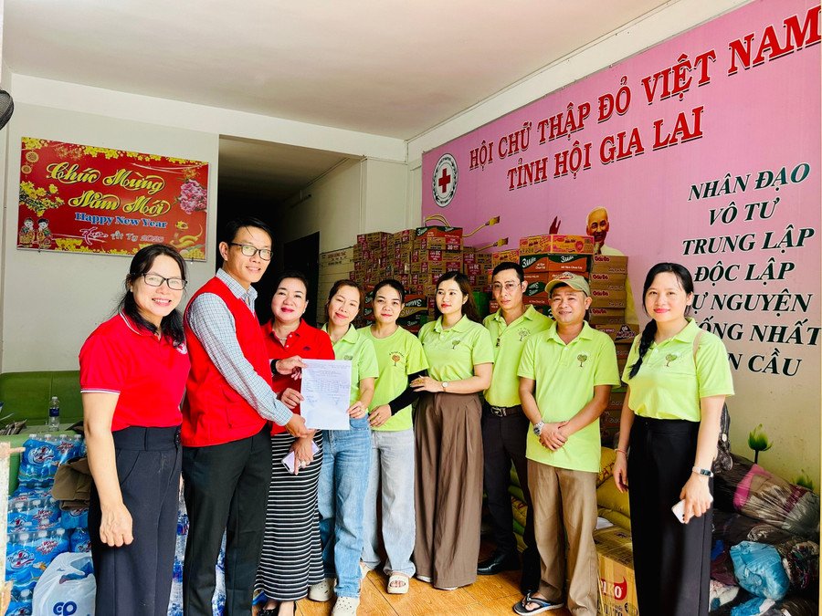 Nhóm thiện nguyện A Di Đà Phật trao hàng hỗ trợ bà con vùng lũ với tổng trị giá hàng hóa gần 37 triệu đồng. Ảnh: Như Nguyện z7121906701999-e444a3000e9ef26a0e65e7f36de72d7d.jpg