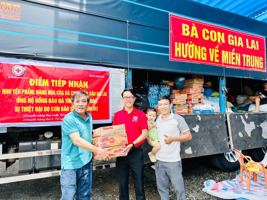 Điểm tiếp nhận hàng hóa, nhu yếu phẩm tại Bãi đậu đỗ xe đường Nguyễn Thiện Thuật, phường Diên Hồng tạo điều kiện thuận lợi cho người dân đến ủng hộ, hỗ trợ bà con vùng lũ. Ảnh: Như Nguyện z7080843808041-d908f7ba818d4841d79f923dd599a809.jpg