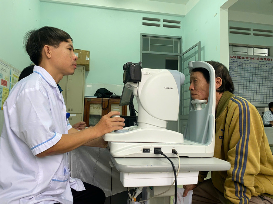 Bác sĩ Bệnh viện Mắt tỉnh Gia Lai thăm khám các bệnh lý về mắt cho người cao tuổi tại phường An Khê sáng 9-10. Ảnh: CTV z7096605055895-c93ccede0a5ce001a1962c2be0e380ed.jpg