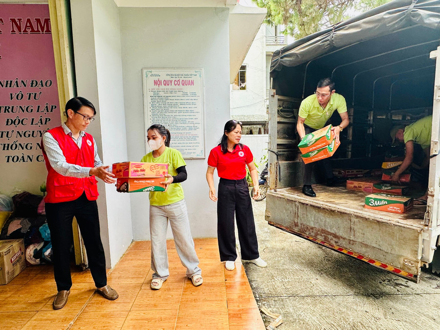Dự kiến, ngày 18-10, Hội Chữ thập đỏ tỉnh sẽ khởi hành chuyến hàng thứ hai hỗ trợ bà con vùng lũ các tỉnh Hà Tĩnh, Nghệ An. Ảnh: Như Nguyện z7121906563934-4232f0a951e3ad0582ff2236b5d705b2.jpg