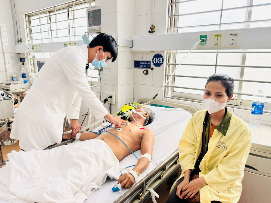 Bác sĩ thăm khám cho bệnh nhân Nay Hil sau can thiệp tim mạch. Ảnh: Như Nguyện bac-si-tham-kham-cho-benh-nhan-nay-hil-sau-can-thiep-tim-mach-anh-nhu-nguyen.jpg