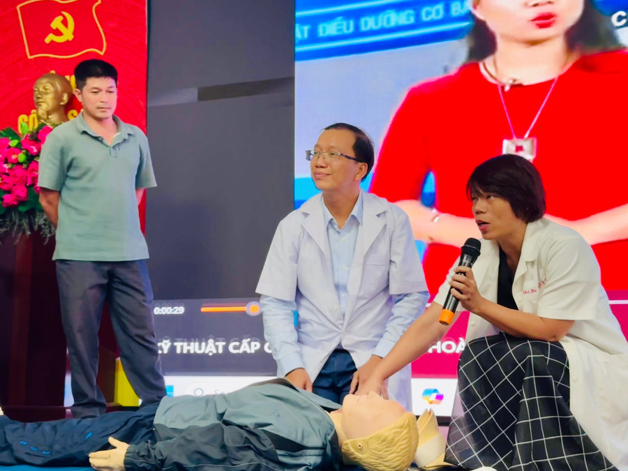 Bác sĩ của Trung tâm Kiểm soát bệnh tật tỉnh hướng dẫn học viên thực hành hồi sinh tim phổi. Ảnh: Như Nguyện z7173590766477-4fbe7152fcf41cd58fb1baf7a938ced9.jpg