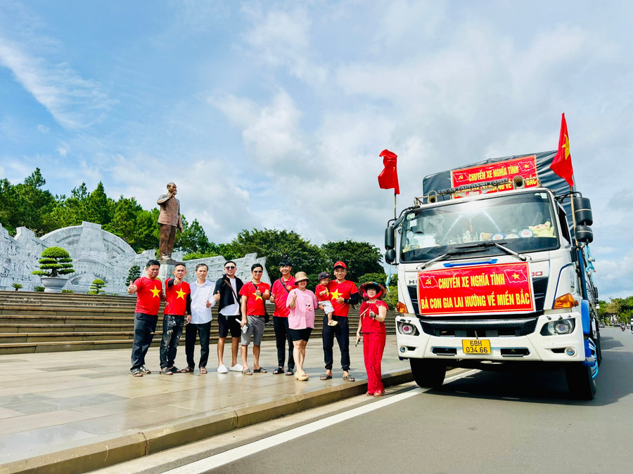 Đoàn tình nguyện viên bắt đầu hành trình hỗ trợ bà con vùng lũ Cao Bằng chiều 21-10. Ảnh: Như Nguyện z7140006353037-9dc4f9f98bb9e13bd3c3f95da862f7db.jpg