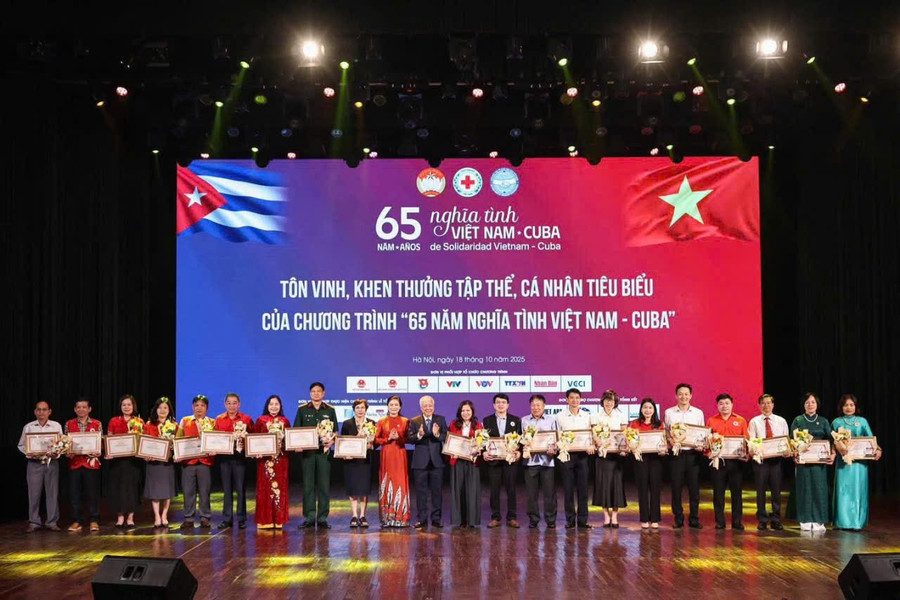 Hội Chữ thập đỏ tỉnh Gia Lai được vinh danh tại lễ tổng kết Chương trình "65 năm nghĩa tình Việt Nam-Cuba". Ảnh: ĐVCC z7132161692877-39252ce8ccb3838b7a9aed840a23b3de.jpg