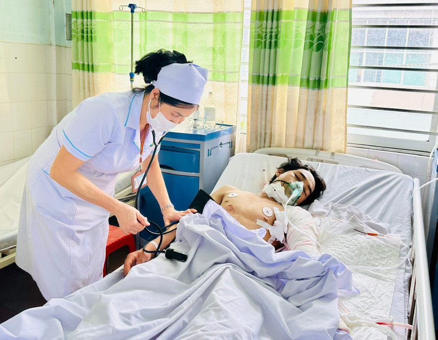 Sau khi mổ, bệnh nhân được chuyển đến điều trị tại Khoa Ngoại tổng hợp. Ảnh: Như Nguyện z7171522452722-368996f369d12b8eb64d67df2e6d472d.jpg