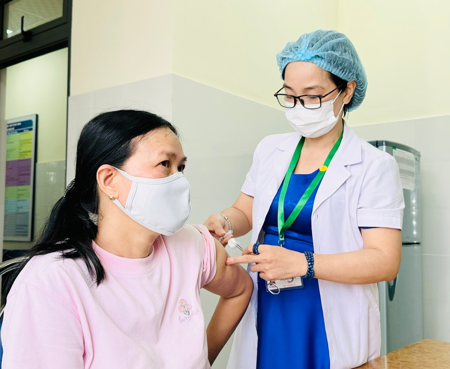 Phòng tiêm vắc xin dịch vụ tại cơ sở 2 (phường Pleiku) góp phần phục vụ nhu cầu tiêm chủng vắc xin dịch vụ phòng-chống dịch bệnh cho người dân. Ảnh: Như Nguyện z7087430943748-1a089e2248c930389afb2f82407a9995.jpg