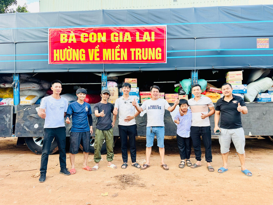 Đội tình nguyện viên tại điểm tiếp nhận 126 Lý Nam Đế, phường Hội Phú túc trực tiếp nhận hàng hóa 24/24h. Ảnh: Như Nguyện z7080843774123-f6463f47c0fc56697c4bde4aa87a0ad7.jpg