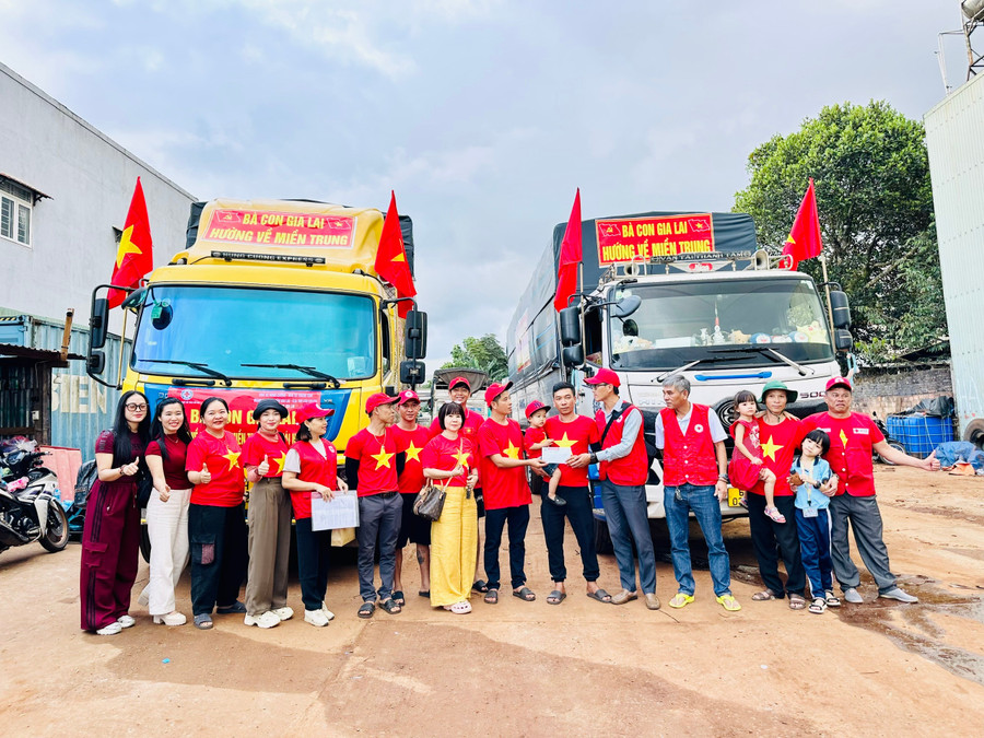 Ông Nguyễn Chí Cẩn-Phó Chủ tịch Hội Chữ thập đỏ tỉnh Gia Lai thăm hỏi, động viên đoàn tình nguyện viên trước giờ xuất phát. Ảnh: Như Nguyện z7098612944878-df061b7576490c5e3d719001dd9409e1.jpg