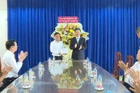 Phó Chủ tịch UBND tỉnh Nguyễn Hữu Quế thăm, chúc mừng các cơ sở giáo dục nhân Ngày Nhà giáo Việt Nam 20-11.