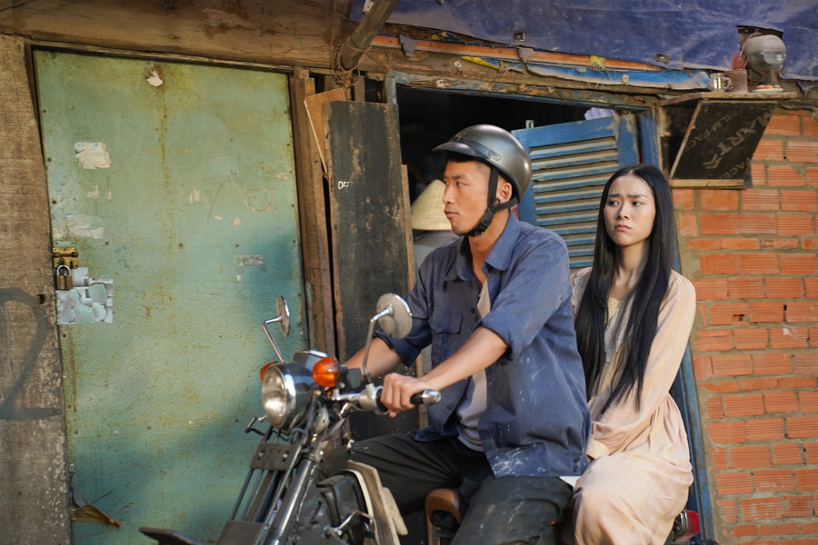 Làm giàu với ma thu hơn 128 tỉ đồng dù thời điểm đó phải chịu áp lực cạnh tranh cùng một tác phẩm Việt khác cũng về đề tài gia đình. Phim có sự góp mặt của NSƯT Hoài Linh, Lê Giang, Tuấn Trần, Diệp Bảo Ngọc… Đây là tác phẩm điện ảnh đầu tay của đạo diễn Nhật Trung