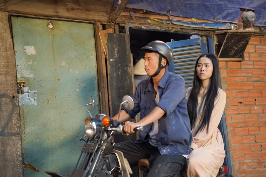 Làm giàu với ma thu hơn 128 tỉ đồng dù thời điểm đó phải chịu áp lực cạnh tranh cùng một tác phẩm Việt khác cũng về đề tài gia đình. Phim có sự góp mặt của NSƯT Hoài Linh, Lê Giang, Tuấn Trần, Diệp Bảo Ngọc… Đây là tác phẩm điện ảnh đầu tay của đạo diễn Nhật Trung