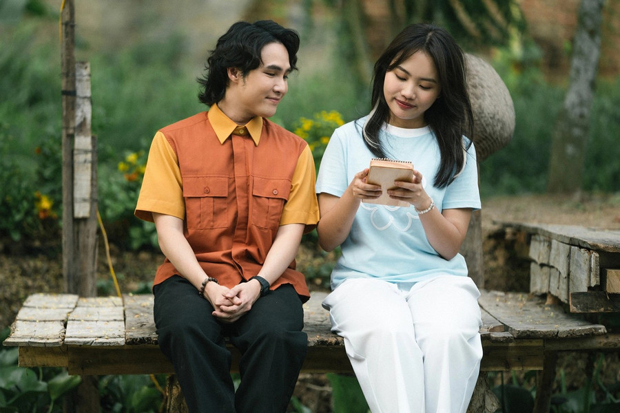 Thời điểm ra rạp, Nhà gia tiên của Huỳnh Lập liên tục gây sốt tại phòng vé, thu về hơn 242 tỉ đồng. Thành tích này giúp tác phẩm do Phương Mỹ Chi đóng chính nằm trong top 10 phim Việt có doanh thu cao nhất. Dù được khen ngợi về nội dung song phim cũng nhận góp ý vì còn hạn chế, một số phân đoạn mang màu sắc của web drama